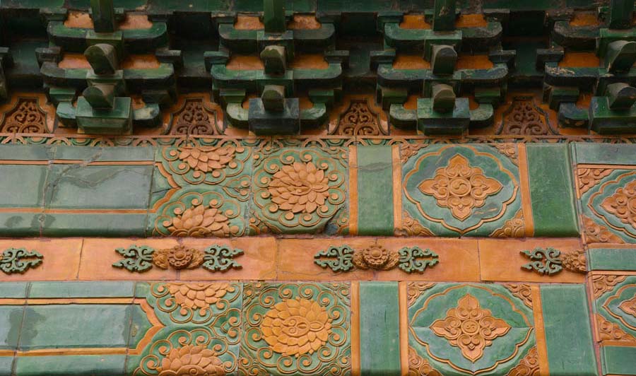 Ceramic facade décor in oriental style