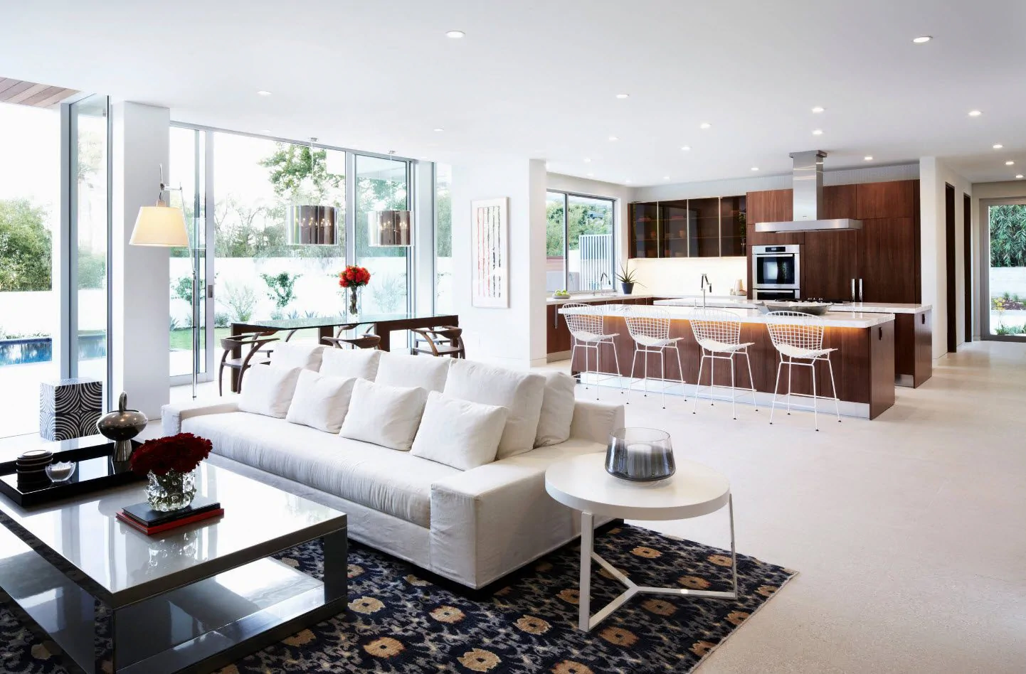 Minimalist Luxury: Open Space with Panoramic Glazing