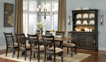 Traditional Elegance: Harmonious Dining Room Interior with Classic Elements and a Refined Color Palette