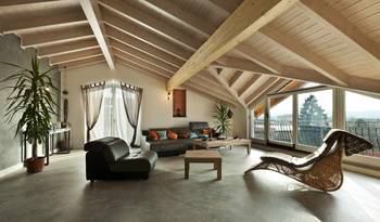 Modern Alpine Chalet: Harmony of Wood and Light Under an Exposed Truss Roof