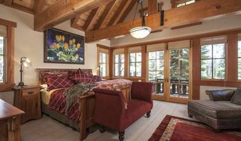 Mountain Bedroom with Exposed Beams: Perfect Harmony of Wood and Light