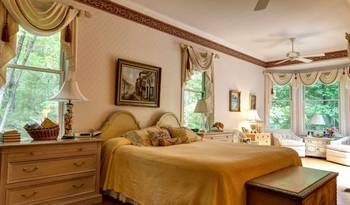 Classic Elegance: Light-Filled Country House Bedroom with French Motifs