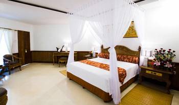 Elegant Tropical Canopy Bedroom: Colonial Motifs in Contemporary Interior
