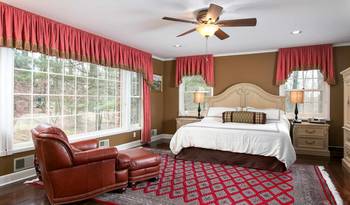 Traditional Bedroom with Red Accents: An Elegant Combination of Comfort and Classic Design