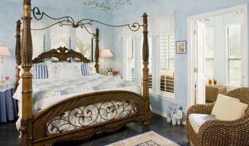 Serene Classic: Blue-Toned Bedroom with Coastal Style Elements