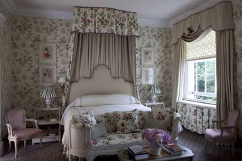 Romantic English Country Style Bedroom with Floral Motifs