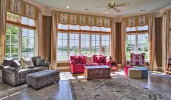 Bright living room with panoramic windows: harmony of classic and contemporary design in a country house