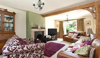 Traditional Country House Living Room: Blending Rustic Elements with Modern Comfort