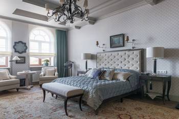 Neoclassical bedroom with arched windows: elegance and functionality in a country house