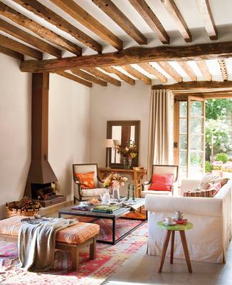 Rustic Chic: Interior with Exposed Beams and Warm Color Palette