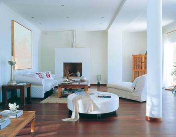 Airy Minimalism: Light-Filled Living Room with Contrasting Wooden Floor
