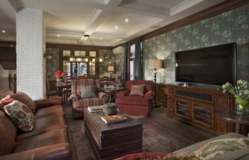 Traditional Elegance: Cozy Classic Country House Interior with English Motifs