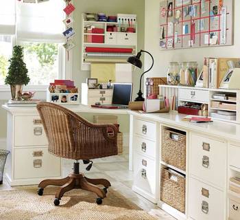 Harmonious Home Office: Functionality and Comfort in Light Tones
