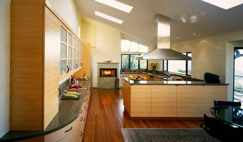 Modern Open-Plan Kitchen: Harmony of Wood and Light