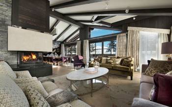 Modern Alpine Chalet: Harmony of Wood and Stone with Panoramic Mountain Views