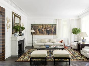 Classical Elegance: A Light-Filled Living Room with Historical Accents and Architectural Details