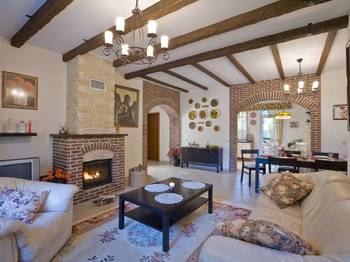 Mediterranean Harmony: Interior with Brick Arches and Wooden Beams