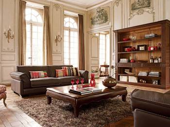 French Classicism with a Modern Twist: Elegant Interior with Architectural Character