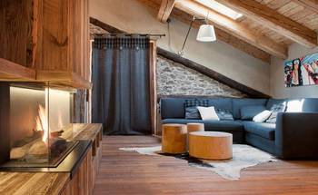 Modern Alpine Chalet: A Synthesis of Natural Materials and Contemporary Design Under a Sloped Roof