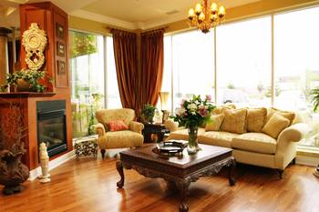 Elegant Classics: Cozy Living Room with Traditional Elements and Warm Color Palette
