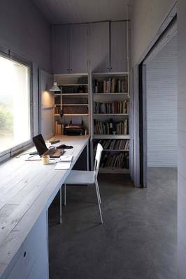 Compact Home Office: Maximum Functionality in a Bright Minimalist Interior