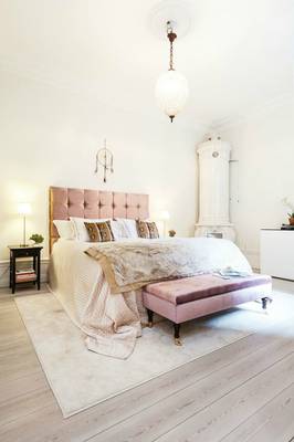 Elegant bedroom with historic character: a blend of Scandinavian simplicity and French charm