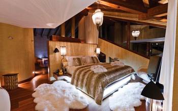 Luxurious Alpine Chalet: Harmony of Wood and Comfort in Country House Bedroom
