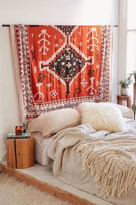 Bohemian Bedroom with Ethnic Accent: A Harmony of Textures and Natural Materials