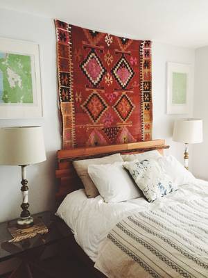Ethnic Eclecticism: Traditional Kilim Rug as a Focal Point in a Contemporary Bedroom
