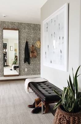 Graphic Entryway: Texture Contrast and Minimalist Chic