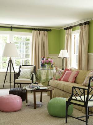 Fresh Elegance: Pistachio-Toned Living Room with Classical Elements
