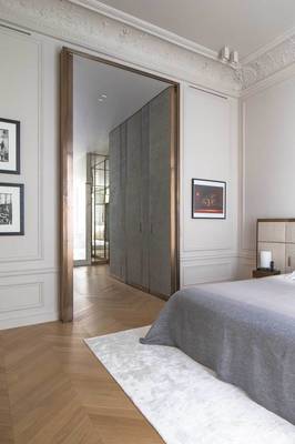 Classical Elegance with Modern Accents: Bedroom with Historical Stucco and Minimalist Details