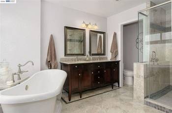 Elegant bathroom in classic style with contrasting elements