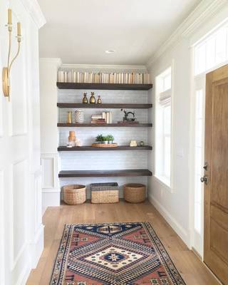 Elegant Minimalism: A Harmonious Blend of Functionality and Comfort in the Entrance Area