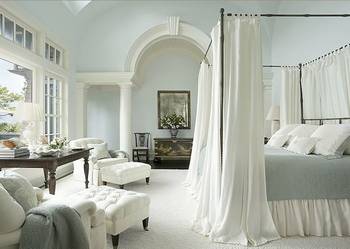 Airy Classicism: Serene White and Blue Bedroom with Elements of Roman Architecture