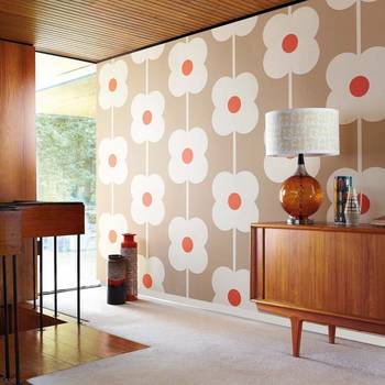 Retro-modernism with a floral accent: interplay of textures and shapes in country house interior