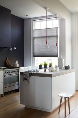 Minimalist kitchen with contrast wall: balance of functionality and style