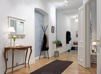 Bright entryway with classic elements: harmony of functionality and style