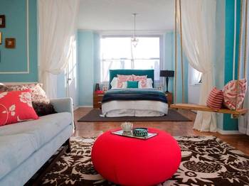 Airy Turquoise-Red Interior with Multifunctional Zoning