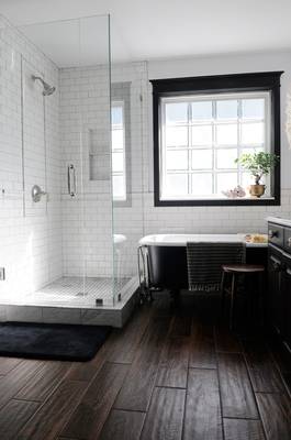 Contrasting bathroom: a fusion of classic and contemporary with natural materials