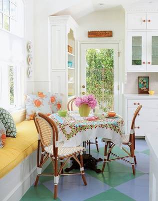 Sunny Cottage-Style Kitchen: Bright Accents and Vintage Details