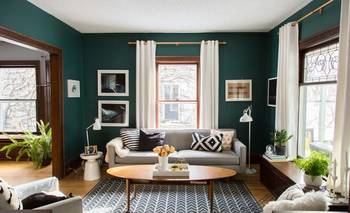 Emerald living room with wooden accents: balance of color and texture