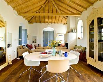 Mediterranean Elegance Under Wooden Vaults: Harmony of Tradition and Modernity
