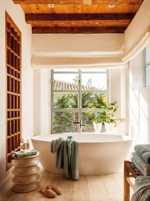 Bathroom example in cottage in Mediterranean style.