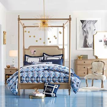 Elegant Canopy Bedroom: A Synthesis of Classic and Contemporary Design