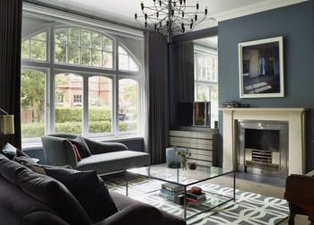 Elegant living room with arched windows: harmony of classic and contemporary design