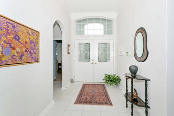 Hallway example in cottage in colonial style.