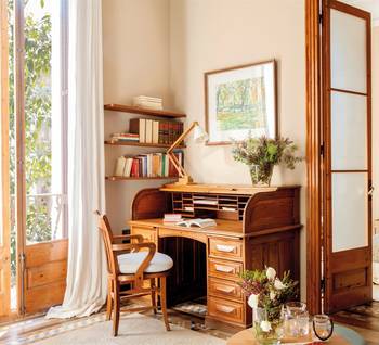 Home office example in house in renaissance style.