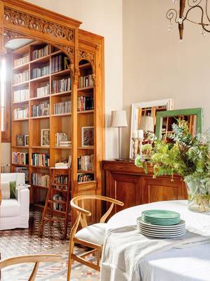 Option of library in cottage in colonial style.