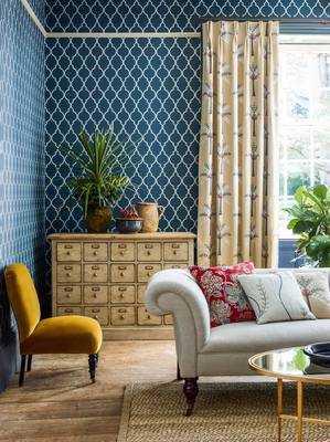 Blue Symphony: Moroccan Motifs and Vintage Charm in a Country House Living Room